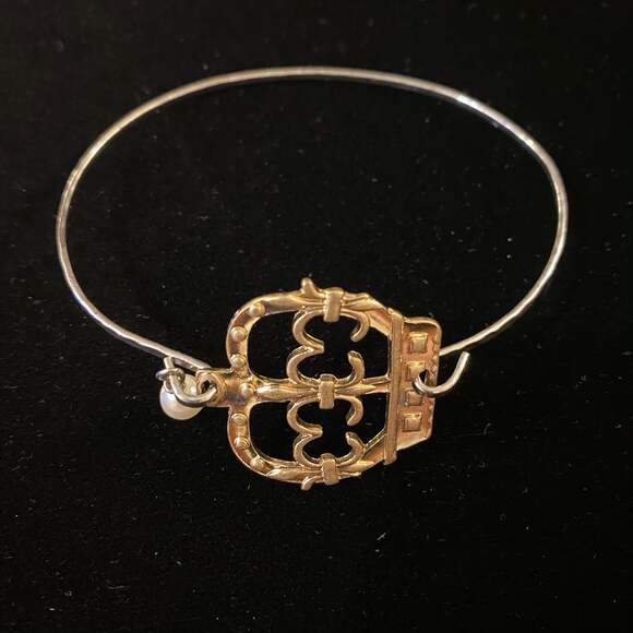 Crown and Pearl Gold Hook Bracelet - Picture 2 of 2